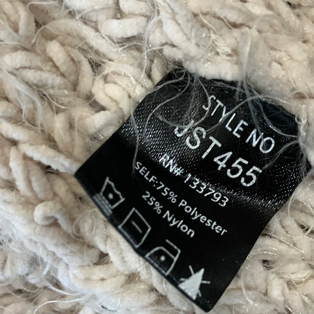 POL small wm’s oversized Cream Cable Knit Cardigan - FLAWED - Picture 3 of 16
